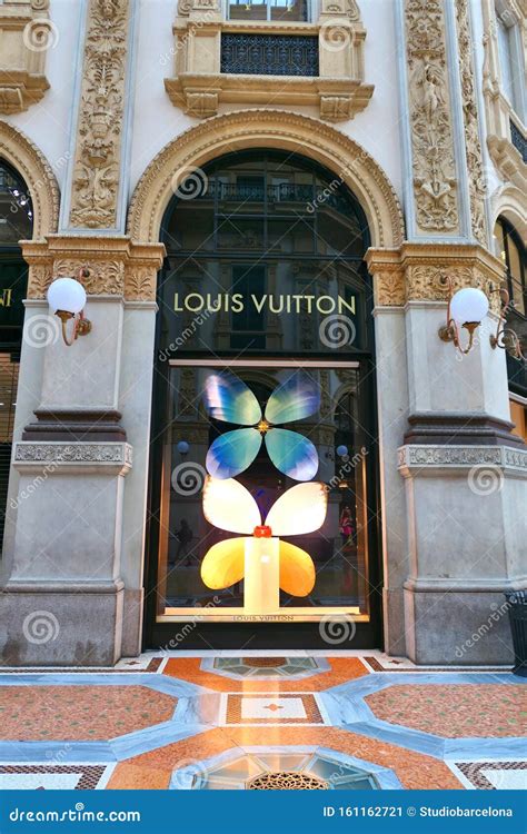 louis vuitton showroom milano|louis vuitton milan italy locations.